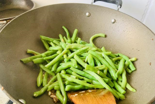 豆角沒(méi)炒熟會(huì)中毒嗎?豆角烹飪需謹(jǐn)慎,別讓美食變毒藥!