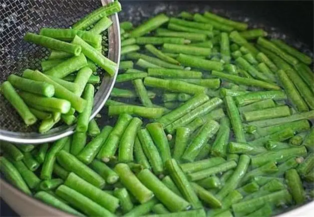 豆角沒(méi)炒熟會(huì)中毒嗎?豆角烹飪需謹(jǐn)慎,別讓美食變毒藥!