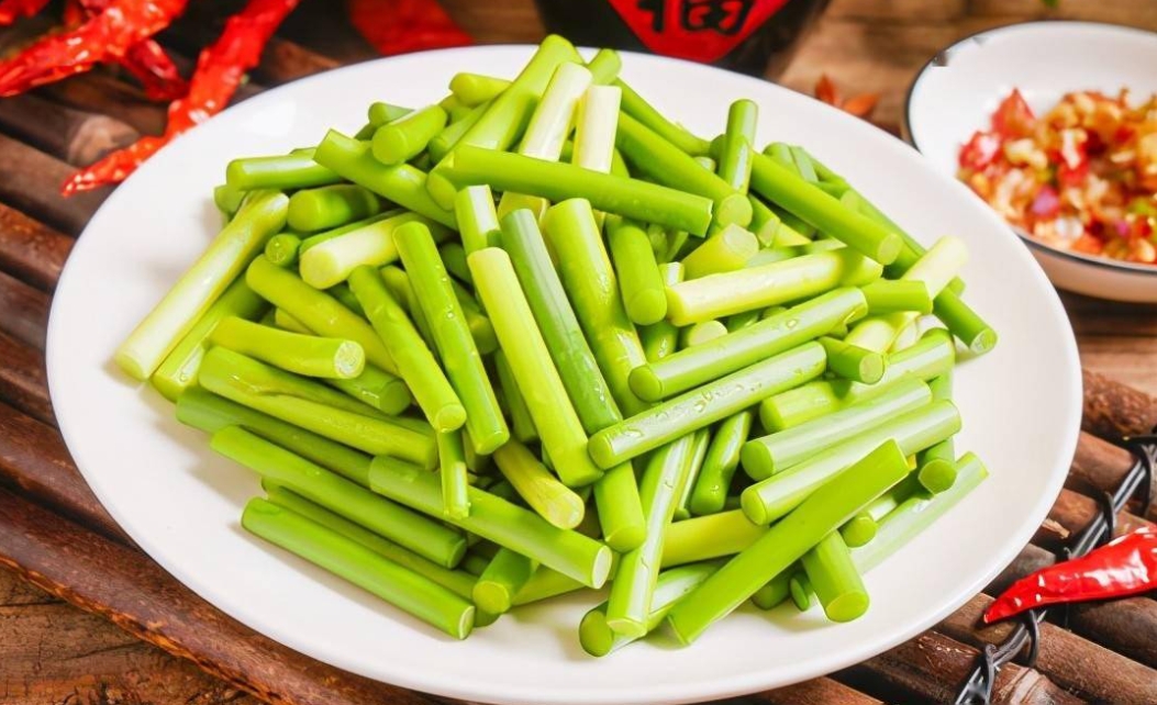 蒜苔是辛辣刺激性食物嗎?蒜苔是餐桌上的隱形健康刺客?
