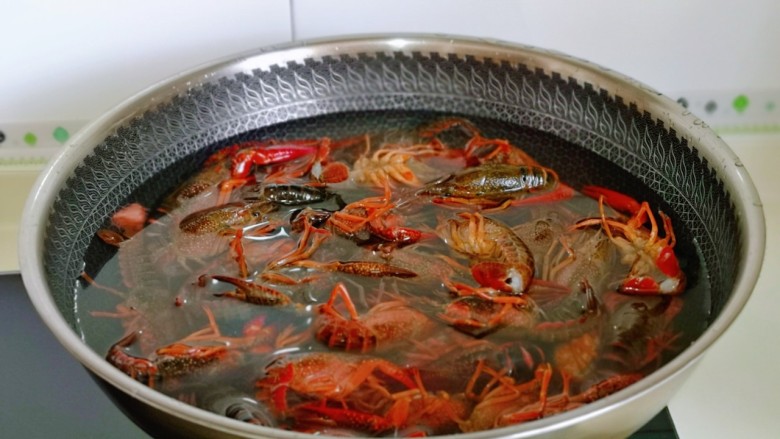 從泥潭到餐桌的麻辣美味,小龍蝦清洗干凈又快捷的妙招一步到“胃”。